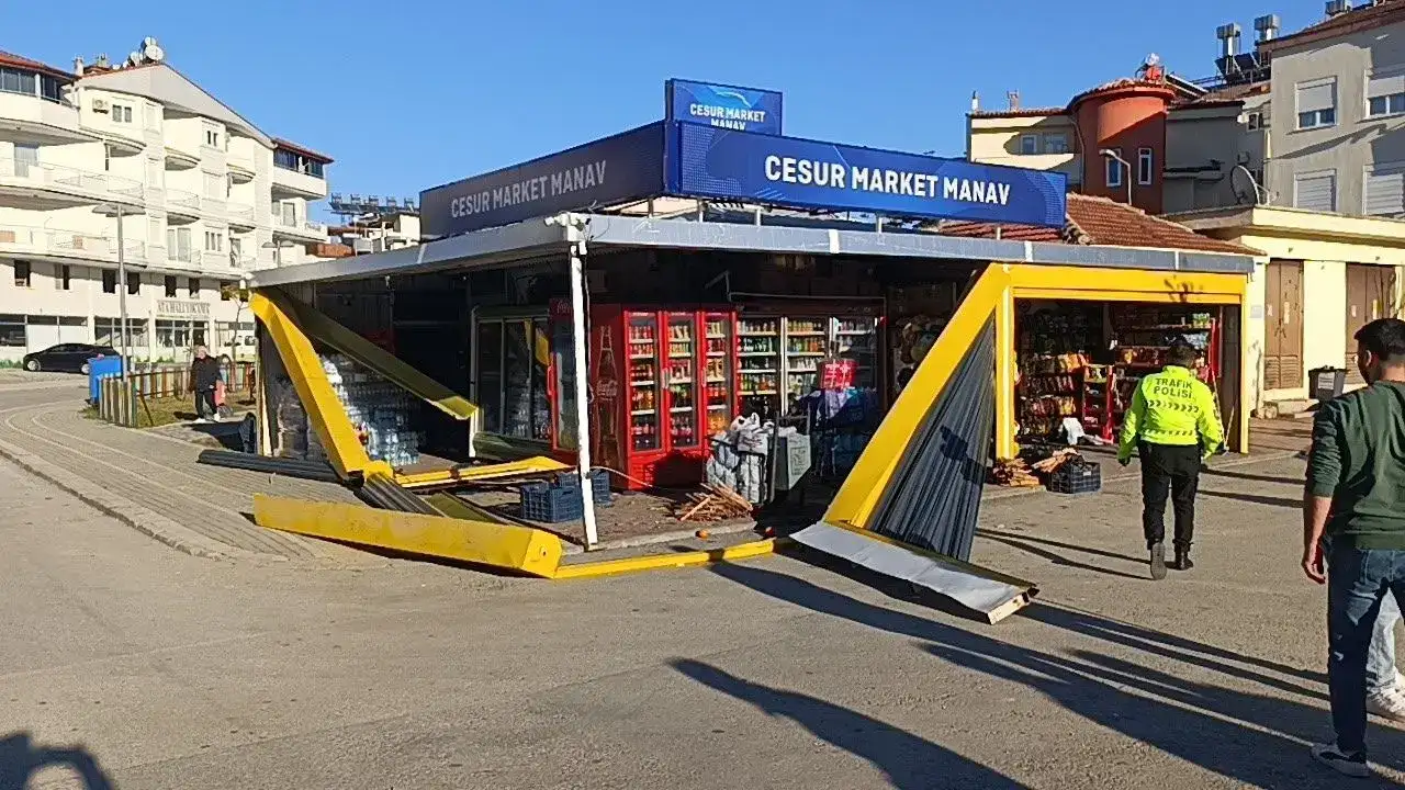 Manavgat’ta Kontrolden Çıkan Araç Markete Daldı! 1